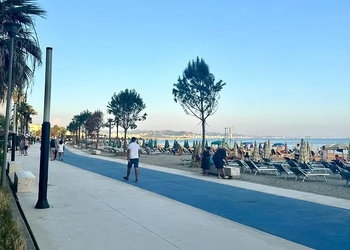 公寓 Mona Seaside With Parking